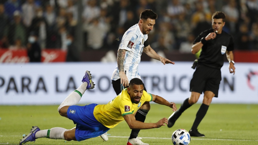 Messi mờ nhạt, Argentina chia điểm sau màn "đấu võ" với Brazil